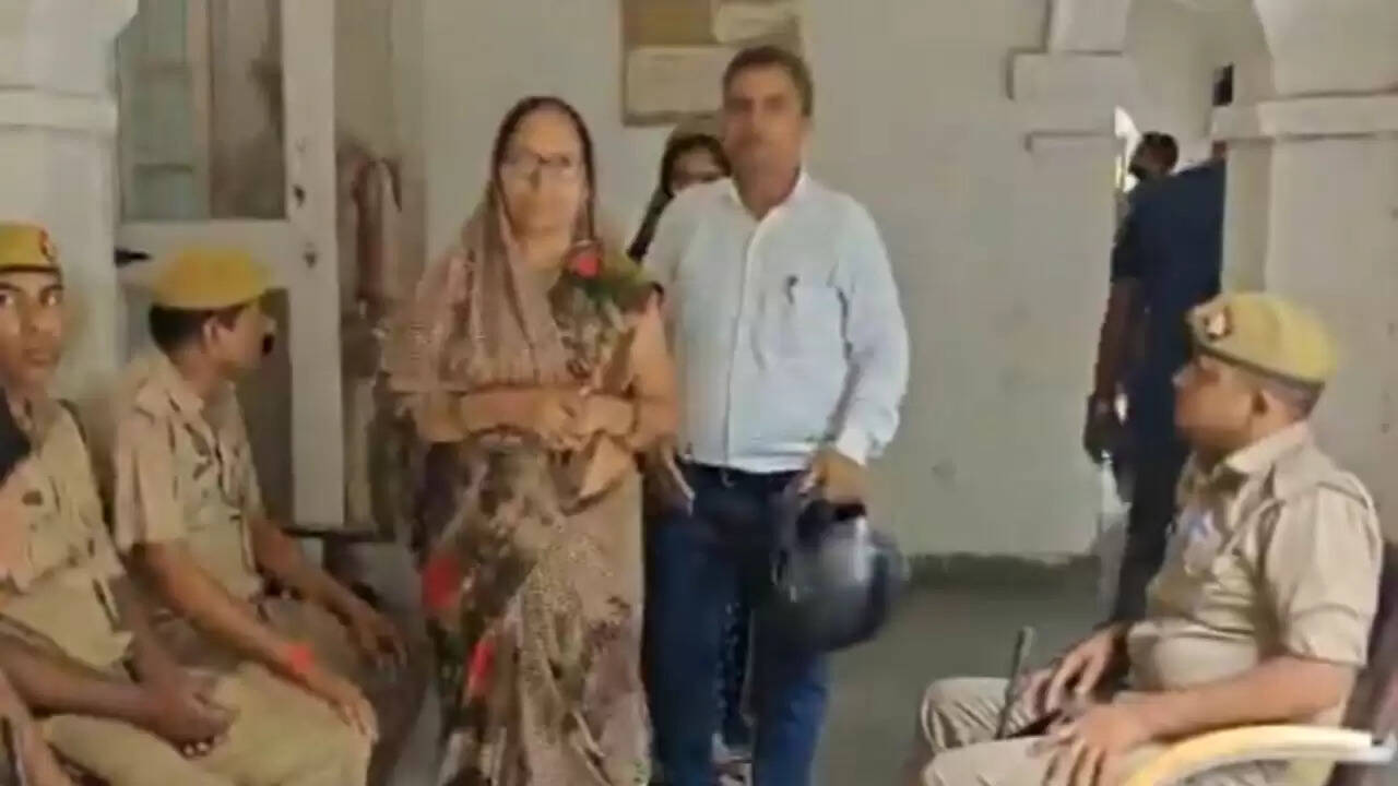 महिला ने साबित किया कि वह जिंदा है, रिश्तेदारों पर लगाया जमीन हड़पने का आरोप