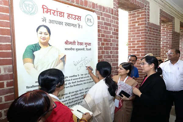 दिल्ली में चांदनी चौक के विकास कार्यों पर मुख्यमंत्री रेखा गुप्ता की समीक्षा बैठक