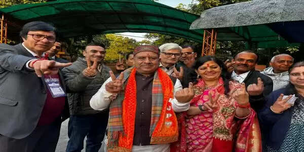 रोहिणी से भाजपा प्रत्याशी ने पत्नी संग किया मतदान, तीसरी बार रोहिणी से जीत की जताई उम्मीद