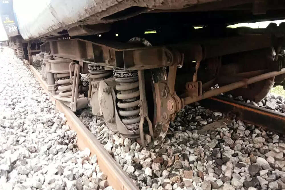 जम्मू-कश्मीर में बारिश के कारण मालगाड़ी के डिब्बे पटरी से उतरे