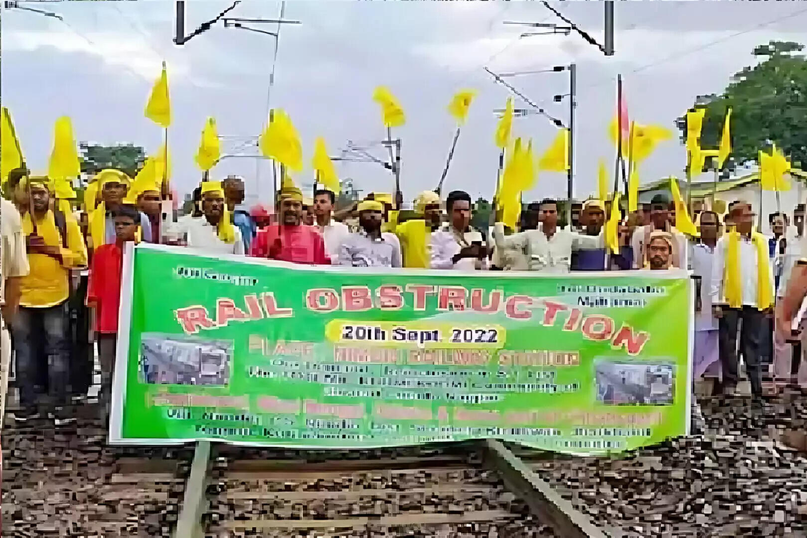 झारखंड में कुड़मी जाति के लिए आदिवासी दर्जे की मांग पर रेलवे ट्रैक पर धरना