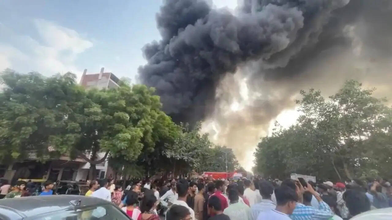 दिल्ली में आग की दो घटनाएं: डल्लूपुरा और स्वरूप नगर में मची अफरा-तफरी