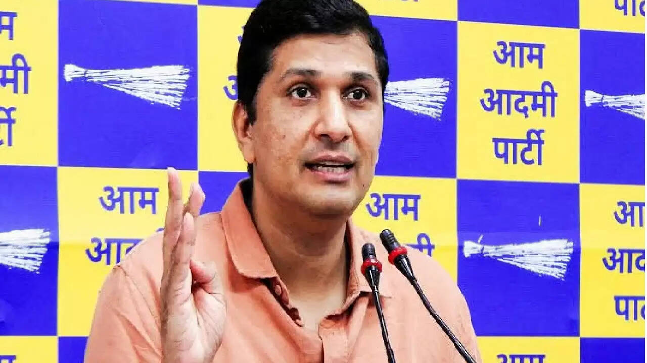 दिल्ली में प्राइवेट स्कूल फीस रेगुलेशन पर AAP और अभिभावकों का विरोध