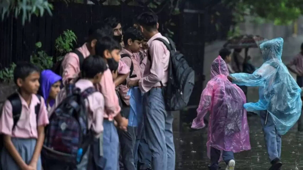 तमिलनाडु में भारी बारिश: स्कूलों की छुट्टी और अलर्ट जारी