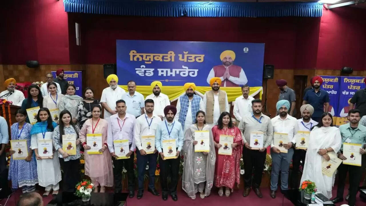 पंजाब के मुख्यमंत्री ने युवाओं को सरकारी नौकरियों के लिए नियुक्ति पत्र सौंपे