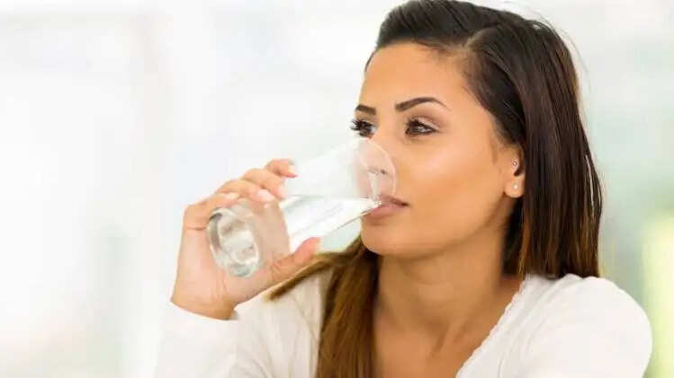 सुबह खाली पेट पानी पीने के अद्भुत लाभ