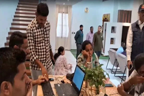 कर्नाटक में लोकायुक्त की कार्रवाई: 8 सरकारी अधिकारियों के ठिकानों पर छापे