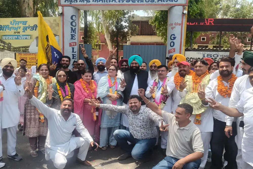 पंजाब निकाय चुनावों में आम आदमी पार्टी ने बनाई बढ़त, कांग्रेस और अकाली दल में टक्कर