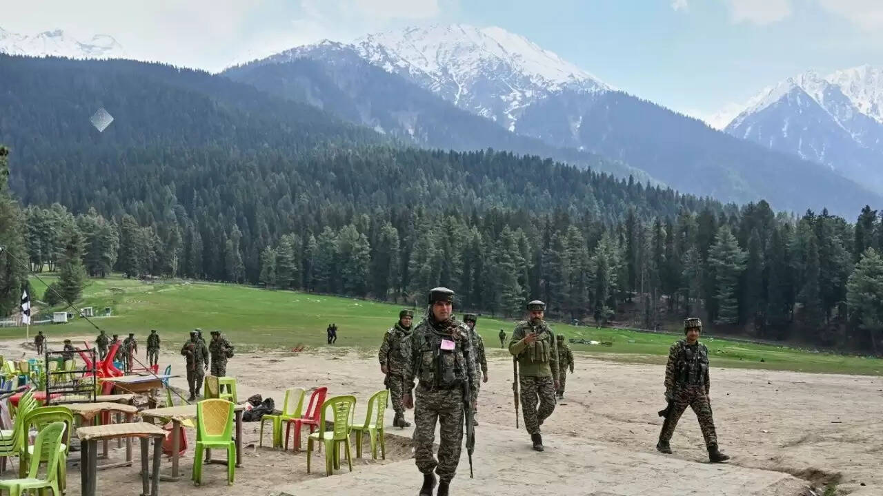 Pahalgam हमले के बाद ताहिर हबीब का जनाजा: आतंकवाद के खिलाफ बढ़ती जागरूकता