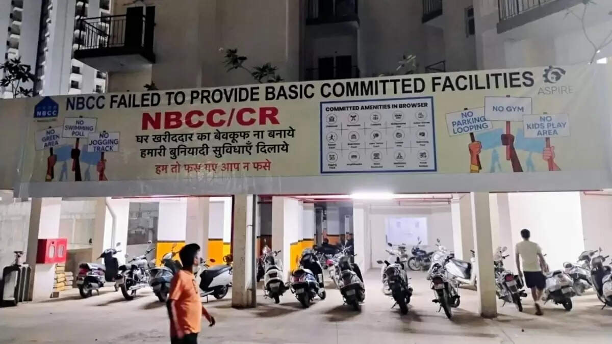 ग्रेटर नोएडा वेस्ट में निवासियों का एनबीसीसी के खिलाफ प्रदर्शन