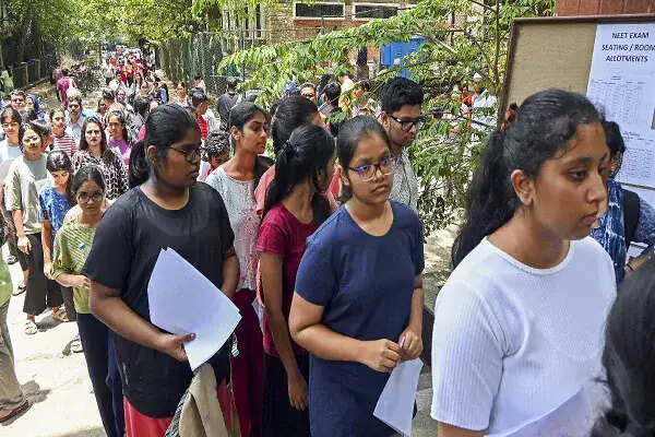 NEET UG री-एग्जाम के लिए एडमिट कार्ड जारी, तकनीकी समस्याओं का सामना कर रहे छात्र