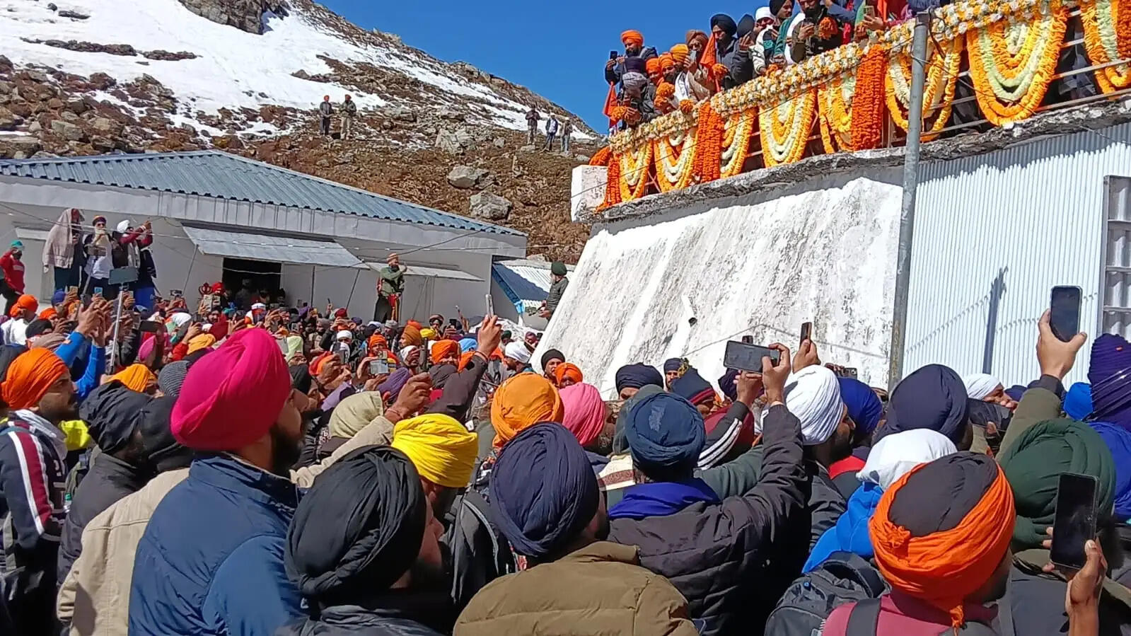 हेमकुंड साहिब के कपाट खोले गए, श्रद्धालुओं की भीड़ उमड़ी