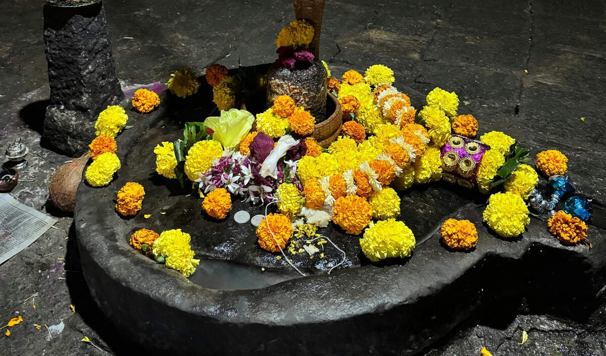 पौष पूर्णिमा पर शिवलिंग पर चढ़ाने योग्य वस्तुएं और पूजा विधि