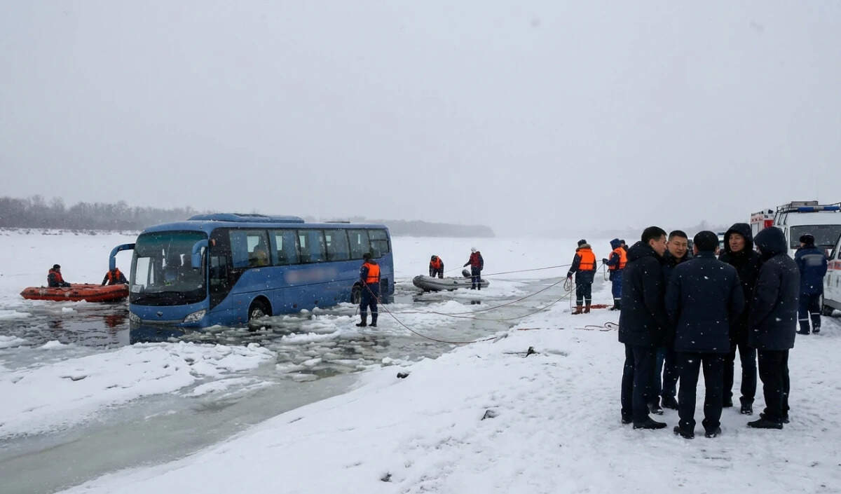 रूस में बर्फ में धंसी बस, आठ चीनी पर्यटकों की मौत