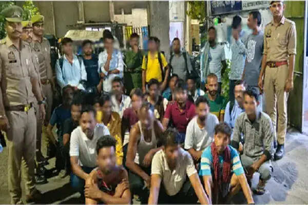 नोएडा पुलिस का अभियान: सार्वजनिक स्थानों पर शराब पीने वालों के खिलाफ सख्त कार्रवाई