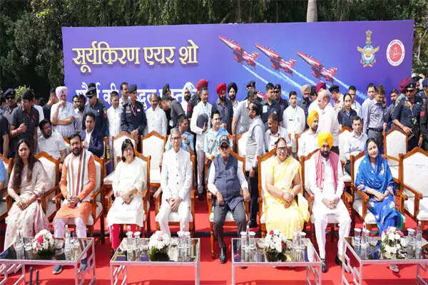 सुखना लेक पर भव्य एयर शो का आयोजन, राज्यपाल ने किया अवलोकन