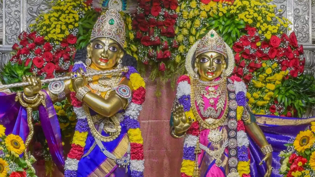 Janmashtami 2025: लड्डू गोपाल के लिए विशेष भोग बनाने की सरल विधियाँ