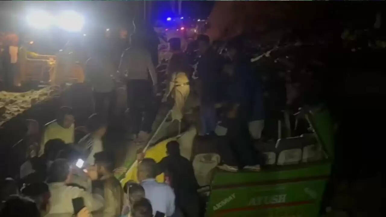 हिमाचल प्रदेश में भूस्खलन से बस दुर्घटना, 15 लोगों की मौत