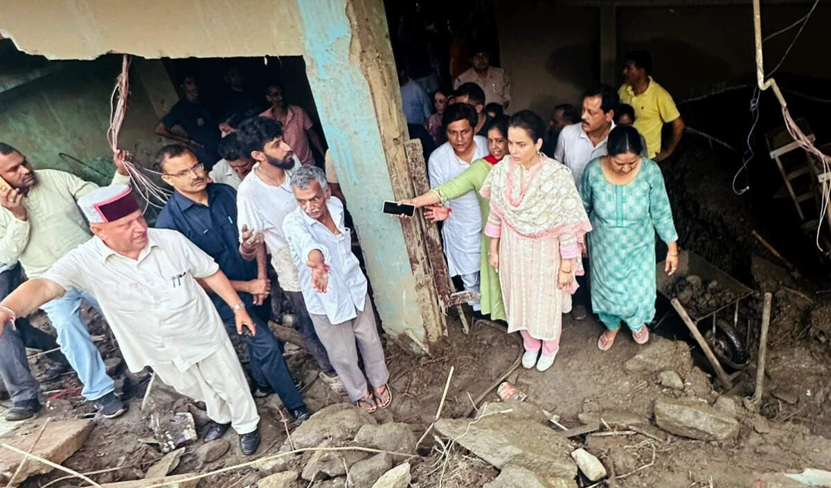 कंगना रनौत ने मंडी में बाढ़ प्रभावित क्षेत्रों का दौरा किया, कांग्रेस ने की आलोचना