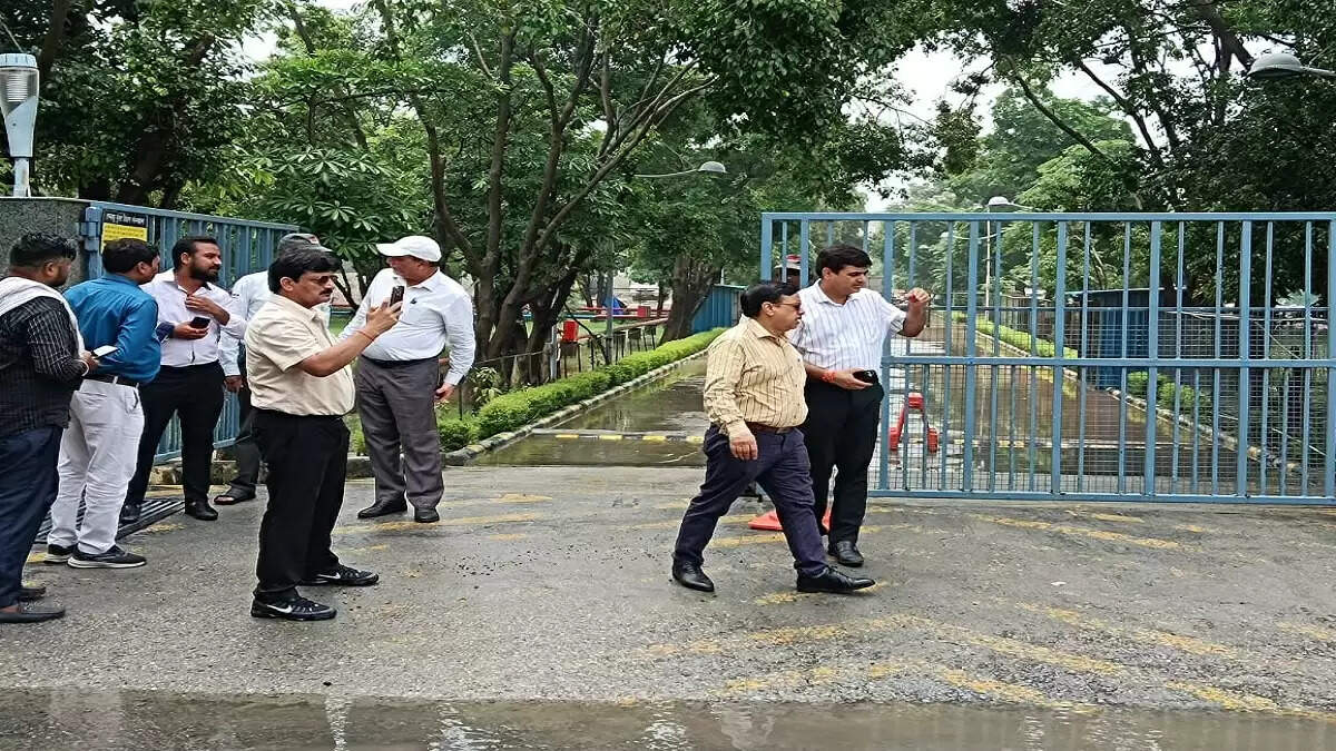 नोएडा में मानसून के दौरान जलभराव की समस्या, IIT से मिलेगी मदद