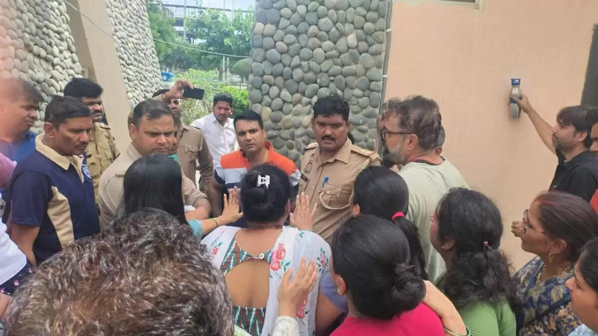 ग्रेटर नोएडा वेस्ट में पानी की किल्लत पर Residents का प्रदर्शन