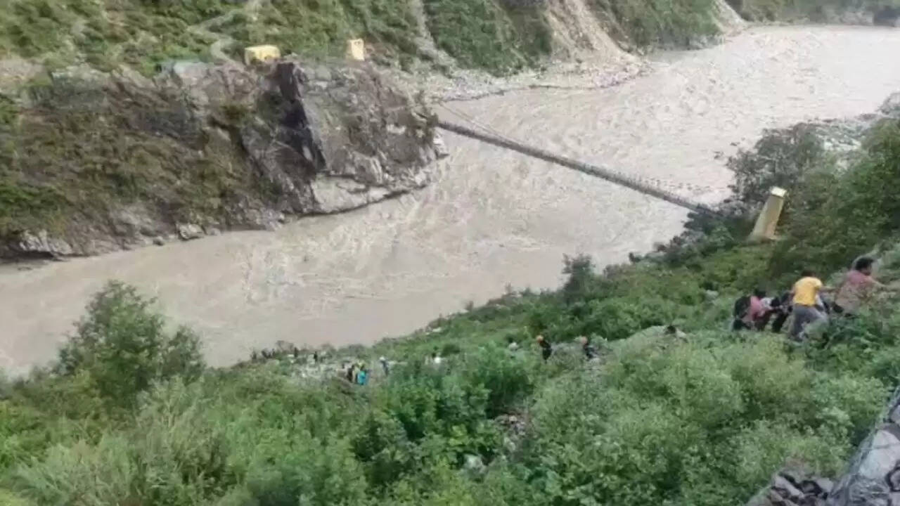 उत्तराखंड में टेंपो ट्रैवलर का अलकनंदा नदी में गिरना: रेस्क्यू ऑपरेशन जारी