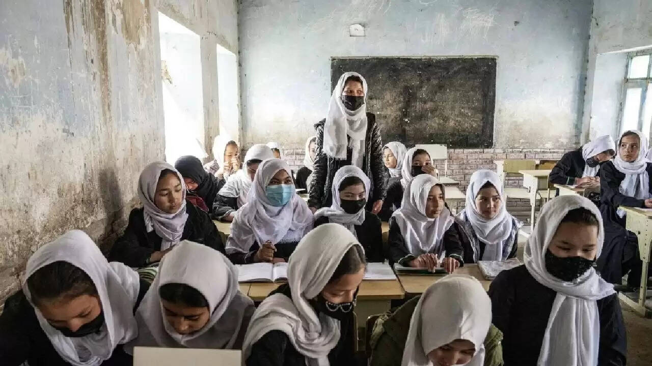 तालिबान का शिक्षा पर नया हमला: 51 विषयों को हटाने का आदेश