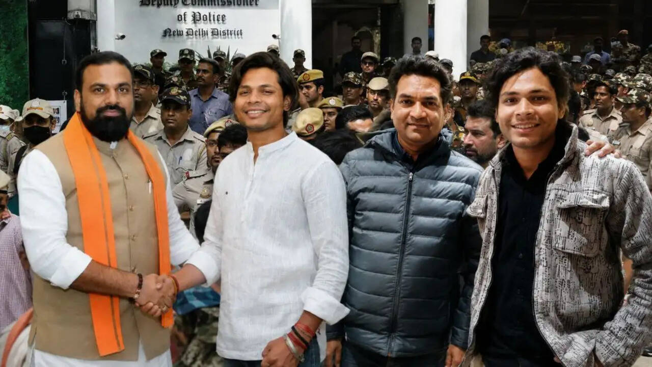 दिल्ली पुलिस की कार्रवाई से बीजेपी की मुश्किलें बढ़ीं: स्वतंत्र भारद्वाज का विवाद