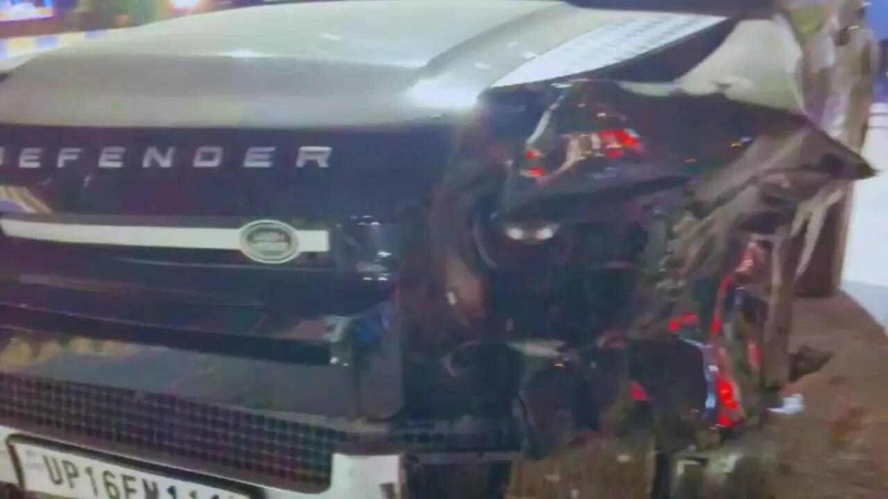 नोएडा में बेकाबू Defender SUV ने मचाई अफरा-तफरी, जान बची लेकिन वाहन हुए क्षतिग्रस्त