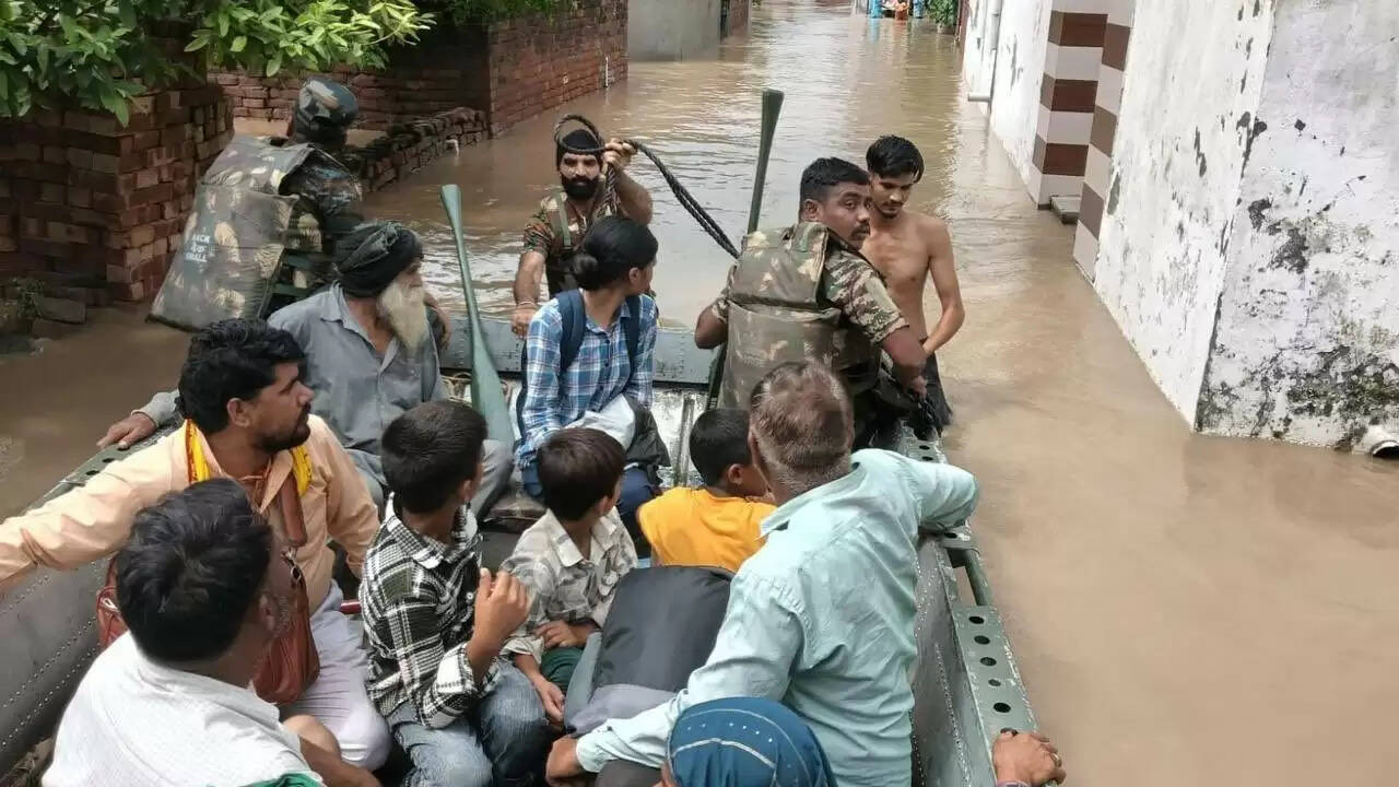 पंजाब में बाढ़ राहत कार्य: 11,330 लोगों को सुरक्षित स्थानों पर पहुंचाया गया