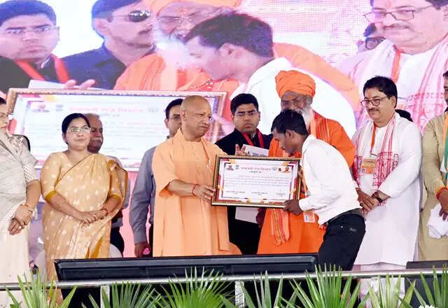 सीएम योगी ने उन्नाव में 577 करोड़ रुपये की विकास परियोजनाओं का उद्घाटन किया