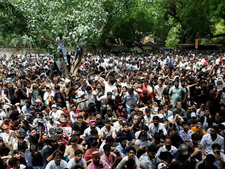 CJP का जंतर-मंतर पर प्रदर्शन: शिक्षा मंत्री के इस्तीफे की मांग