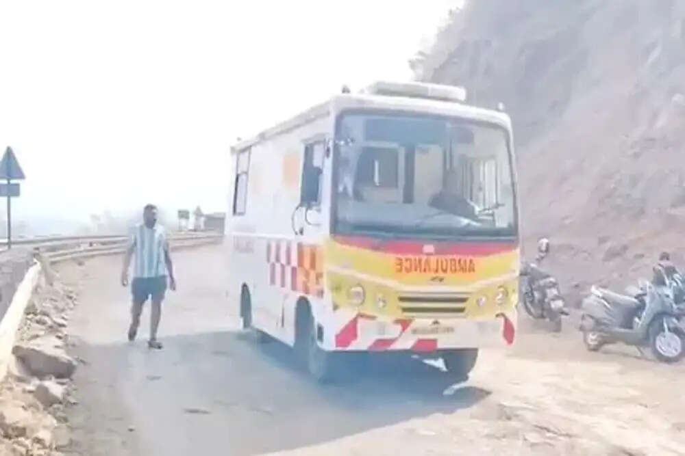 महाराष्ट्र में सड़क दुर्घटना में आठ लोगों की जान गई
