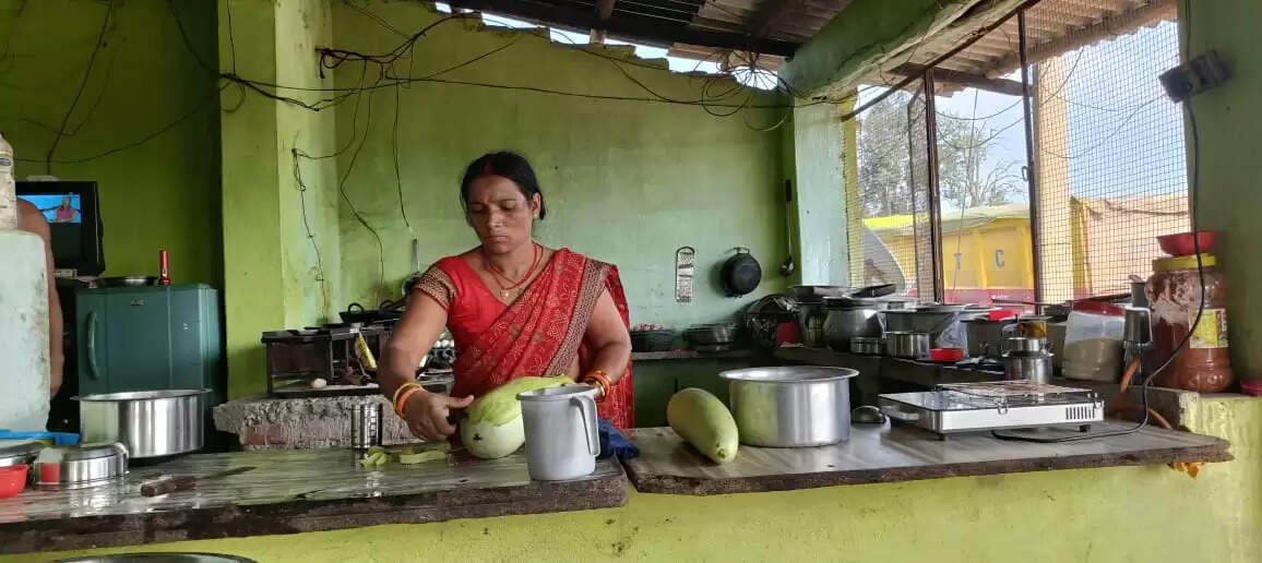 बलरामपुर : स्व-सहायता समूह से जुड़कर सुनीता ने लिखी आत्मनिर्भरता की कहानी