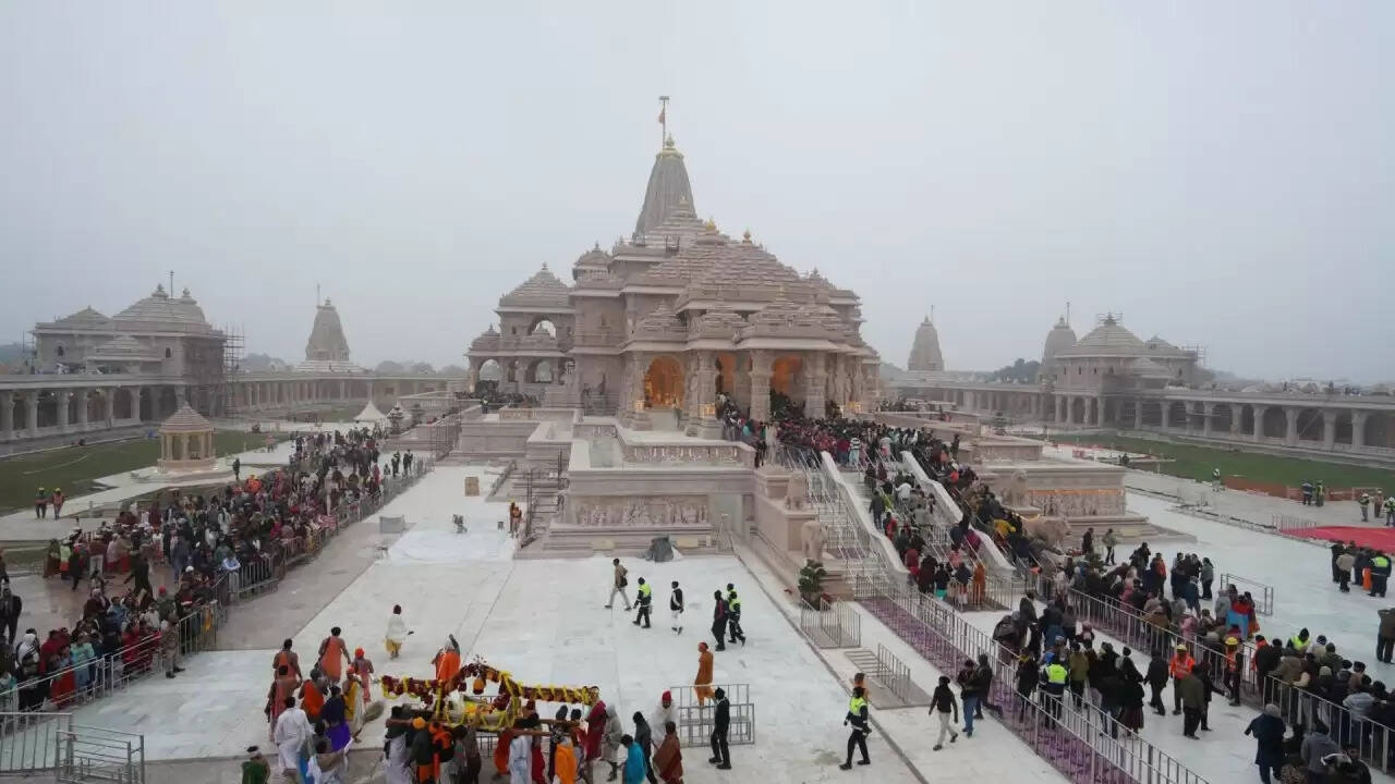 अयोध्या में नमाज पढ़ने की कोशिश: कश्मीरी युवक की गिरफ्तारी से मची हलचल