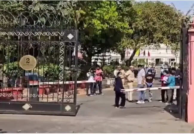 दिल्ली विधानसभा की सुरक्षा में बड़ी चूक, अज्ञात कार ने तोड़ा बैरियर