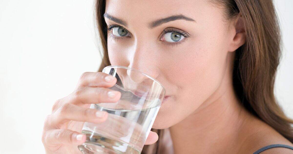 पानी पीने के सही तरीके: जानें स्वास्थ्य के लिए आवश्यक तथ्य