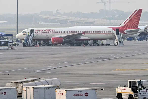 दिल्ली एयरपोर्ट पर एटीसी सिस्टम में तकनीकी खराबी, उड़ानें प्रभावित