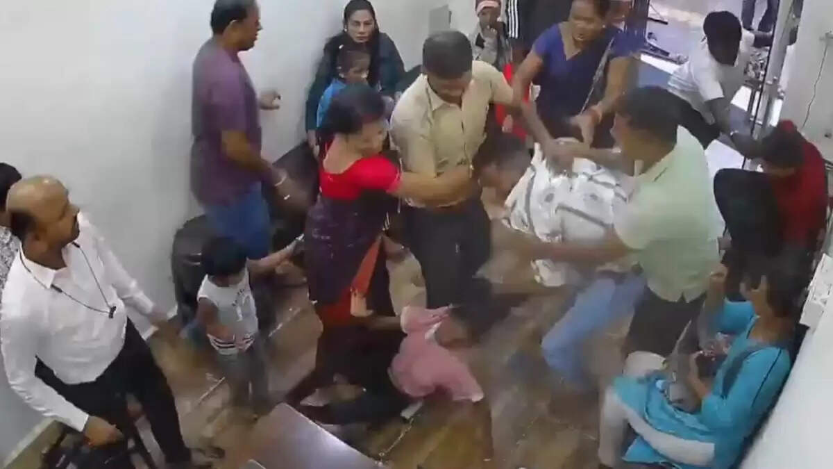 कल्याण में क्लिनिक पर रिसेप्शनिस्ट पर हमला, वीडियो वायरल