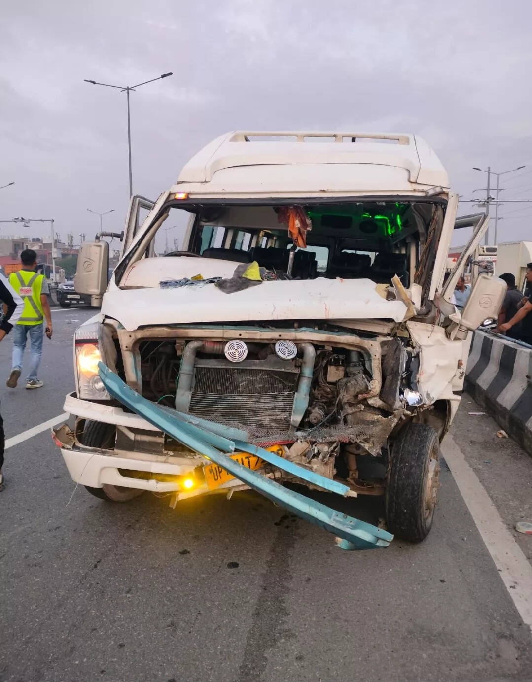 दिल्ली-मेरठ एक्सप्रेसवे पर भीषण सड़क दुर्घटना में तीन की मौत