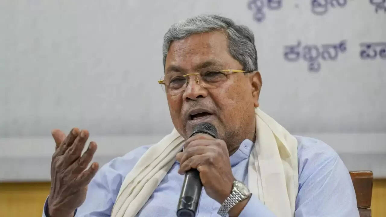 कर्नाटक में मुख्यमंत्री सिद्धारमैया का स्पष्ट बयान: मैं रहूंगा, कांग्रेस सरकार मजबूत है