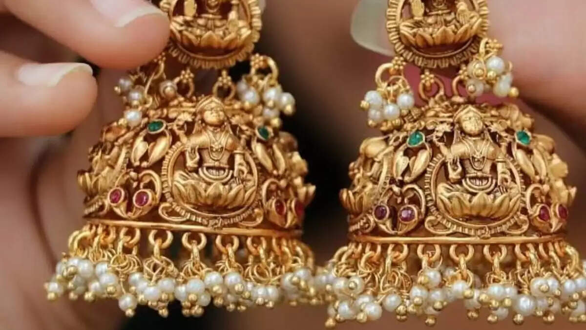 हरियाली तीज 2025: ट्रेंडिंग झुमकों के साथ सजें