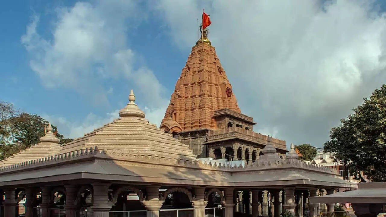 महाकालेश्वर मंदिर में ध्वज गिरने की घटना से भक्तों में चर्चा