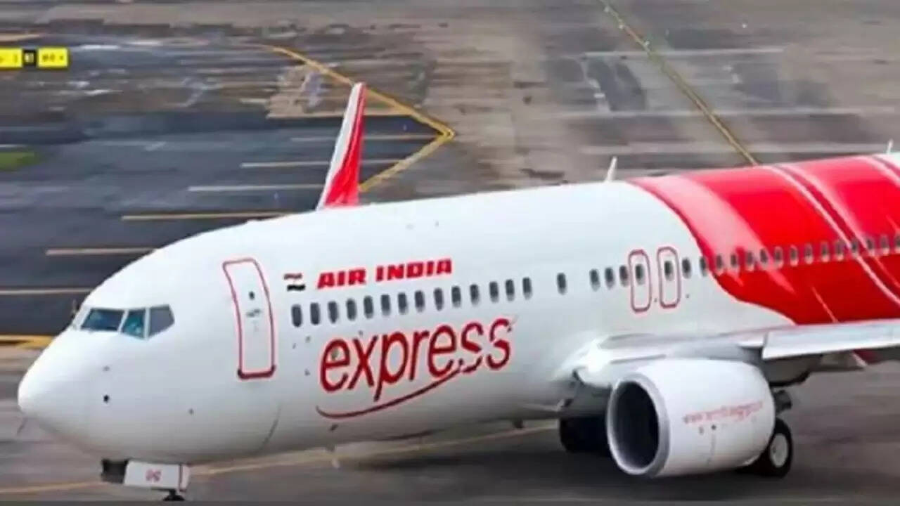 दिल्ली में कार विस्फोट के बाद वाराणसी एयरपोर्ट पर बम की सूचना से मची अफरा-तफरी