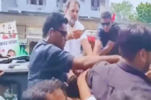 भोजपुर में राहुल गांधी का अनोखा राजनीतिक इशारा: विरोध प्रदर्शन के बीच टॉफी का तोहफा