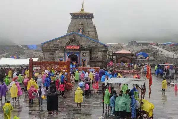 केदारनाथ यात्रा अस्थायी रूप से रोकी गई, बद्रीनाथ मार्ग पर यातायात प्रभावित