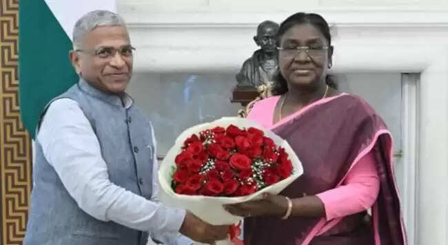 उपराष्ट्रपति जगदीप धनखड़ का इस्तीफा: राजनीतिक गलियारों में अटकलें तेज