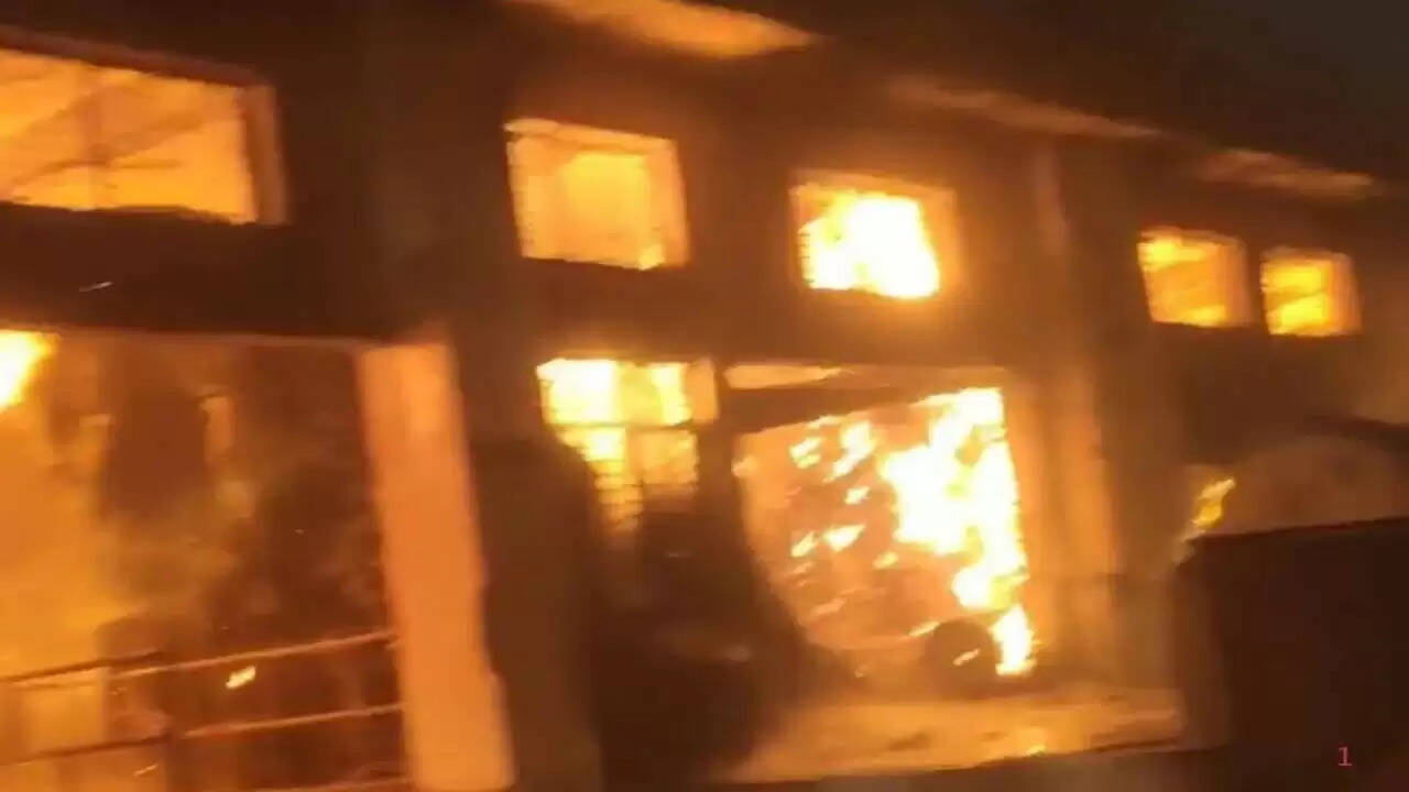 गाजियाबाद में पेपर फैक्ट्री में लगी भीषण आग, दमकल ने किया काबू