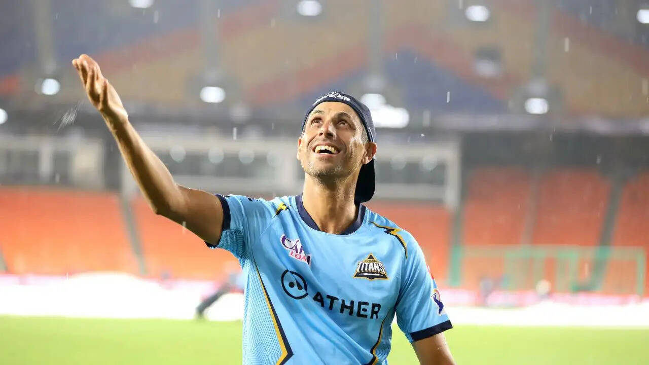 आशीष नेहरा का क्रिकेट सफर: चोटों से जूझते हुए बने कोचिंग के सितारे