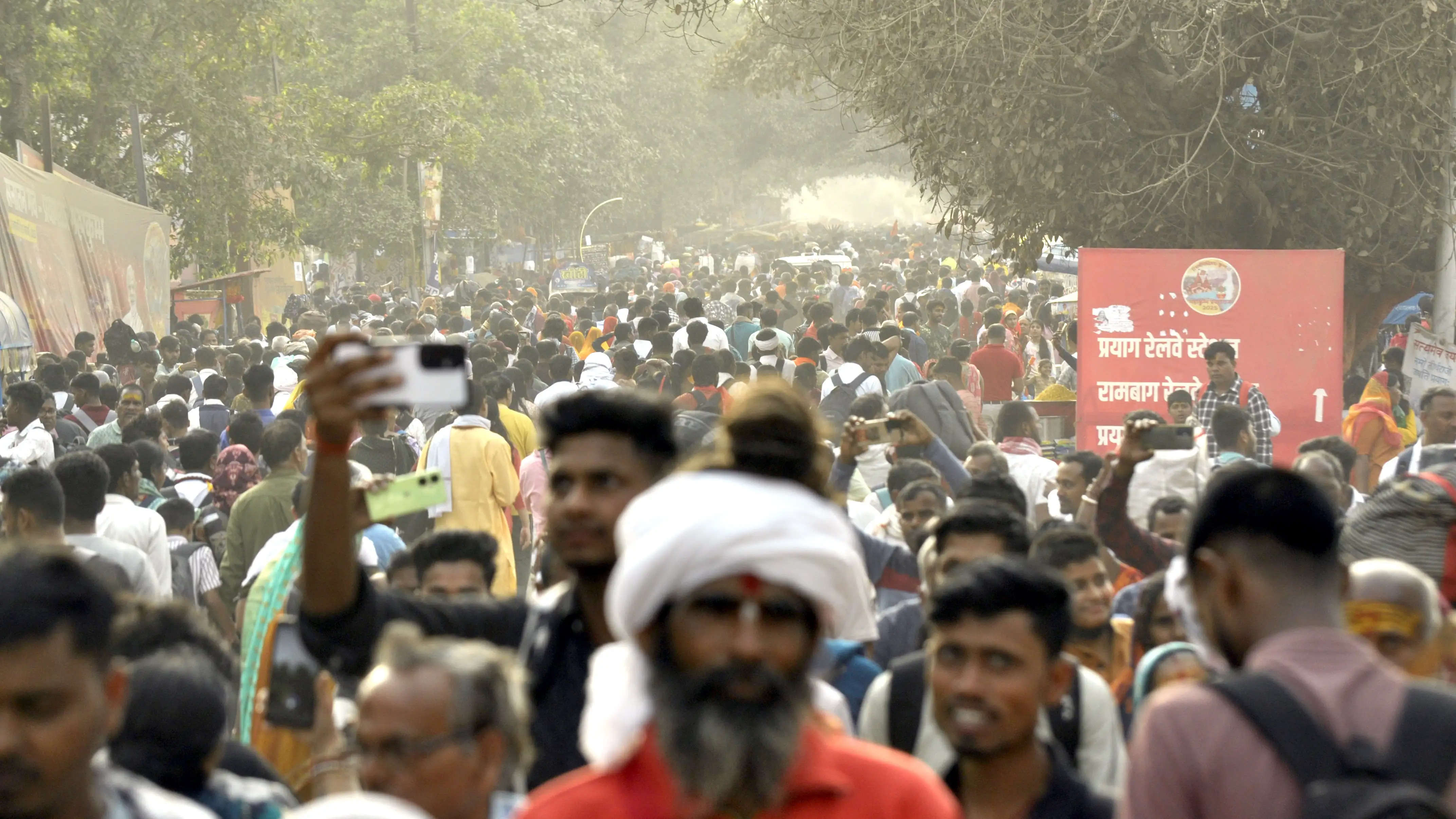 महाकुम्भ में शिवरात्रि के स्नान को लेकर संगम क्षेत्र में आता श्रद्वालुओं का हुजूम